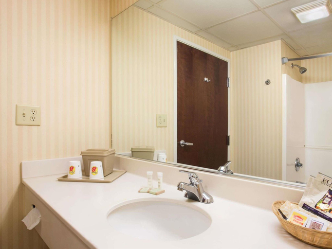 Bathroom 4, Super 8 by Wyndham Grayville, White