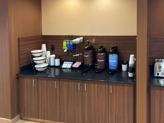 Food & Drinks 5, Comfort Inn & Suites Ankeny - Des Moines, Polk