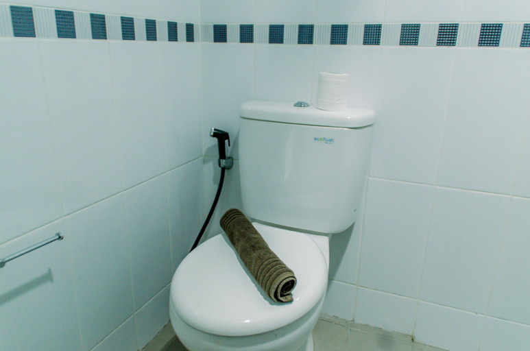 Bathroom 5, Cozy Stay Studio Room at Beverly 90210 Apartment By Travelio, Tangerang