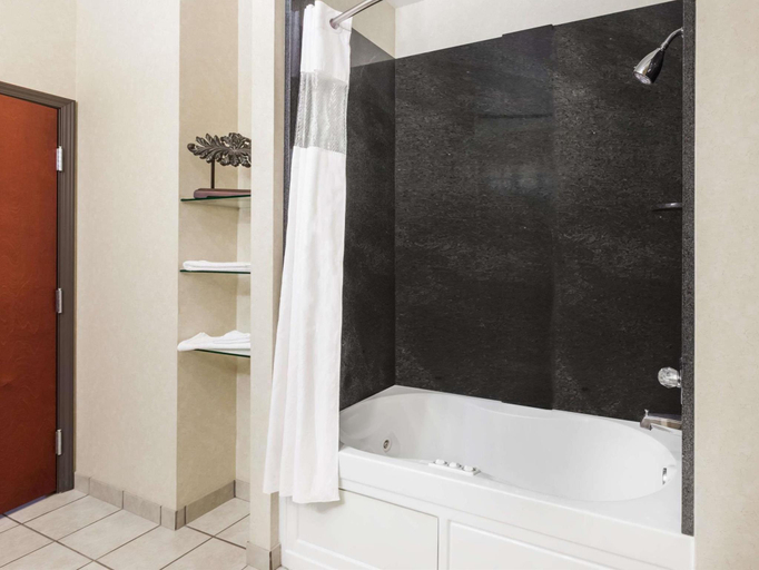 Bathroom 5, Baymont by Wyndham Henderson, Rusk