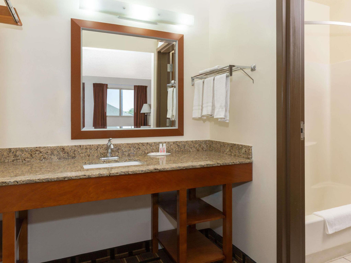 Bathroom 5, Days Inn by Wyndham Paxton, Keith