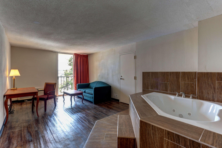 Bathroom 4, Motel 6 Jackson, TN, Madison