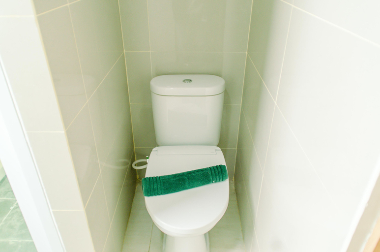 Bathroom 3, Comfy and Minimalist Studio Apartment at B Residence By Travelio, South Tangerang