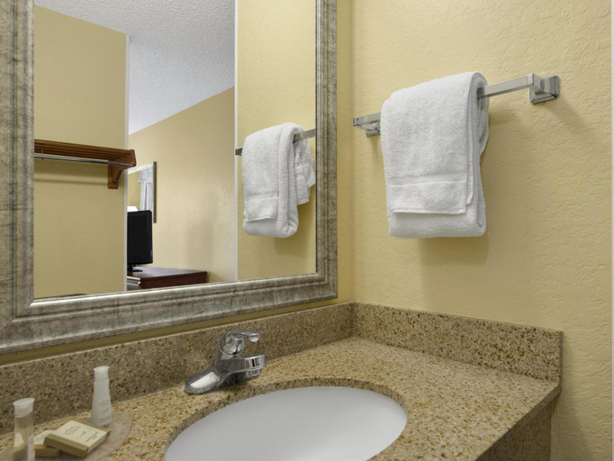 Bathroom 4, Baymont By Wyndham Gainesville I-75, Alachua