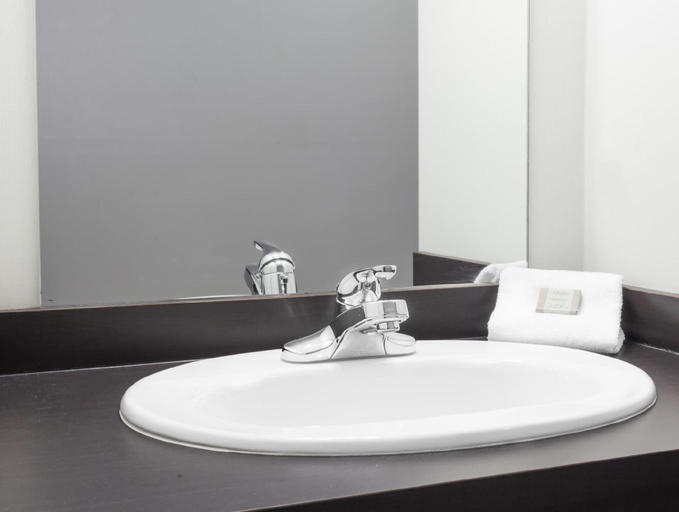 Bathroom 4, Super 8 by Wyndham Edson, Division No. 14