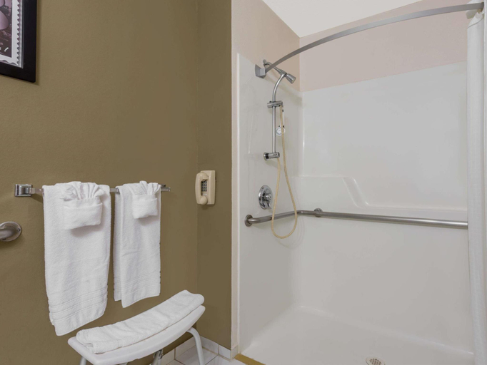 Bathroom 4, Super 8 By Wyndham Roswell, Chaves