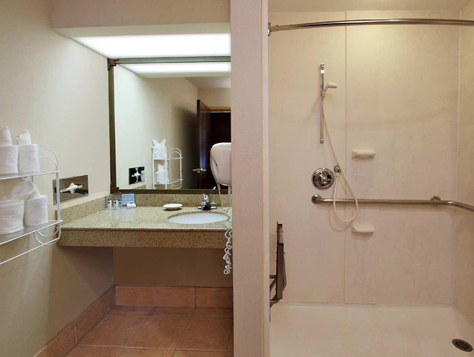 Bathroom 3, Hampton Inn & Suites Newtown, Bucks