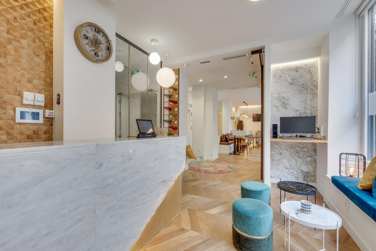 Others 3, Hotel Beausejour, Paris