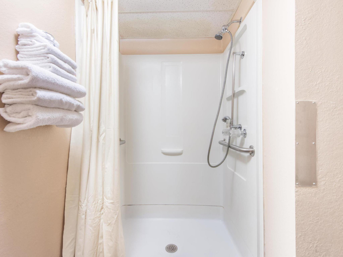 Bathroom 4, Super 8 by Wyndham Sullivan, Franklin