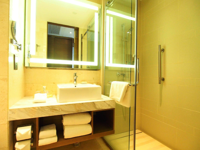 Bathroom 5, Hilton Garden Inn Hong Kong Mongkok, Kowloon