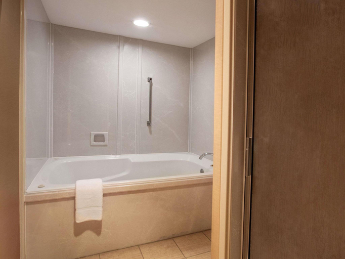 Bathroom 3, Days Inn & Suites by Wyndham Tyler, Smith