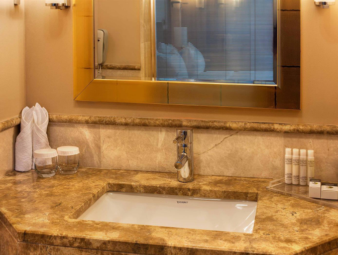 Bathroom 2, Doubletree by Hilton Van, Edremit