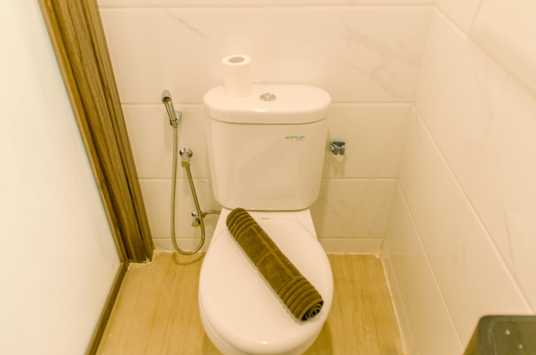 Bathroom 5, Modern and Cozy Studio at Sky House BSD Apartment By Travelio, Tangerang Selatan