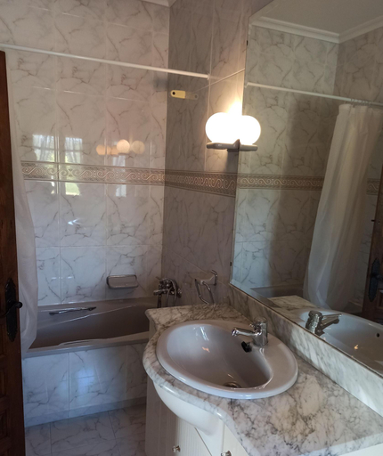 Bathroom 4, Pension Castio, Cantabria