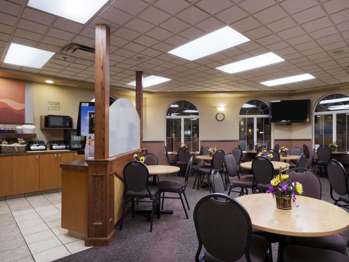 Food & Drinks 5, Days Inn & Suites by Wyndham Thunder Bay, Thunder Bay