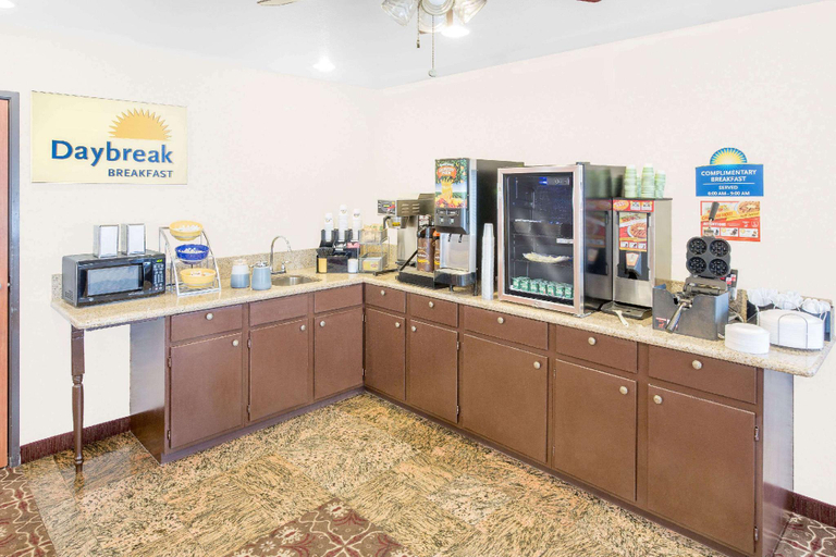 Public Area, Days Inn & Suites by Wyndham Brinkley, Monroe