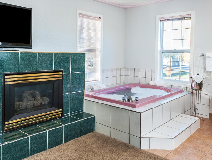 Bathroom 4, Super 8 by Wyndham 100 Mile House, Cariboo