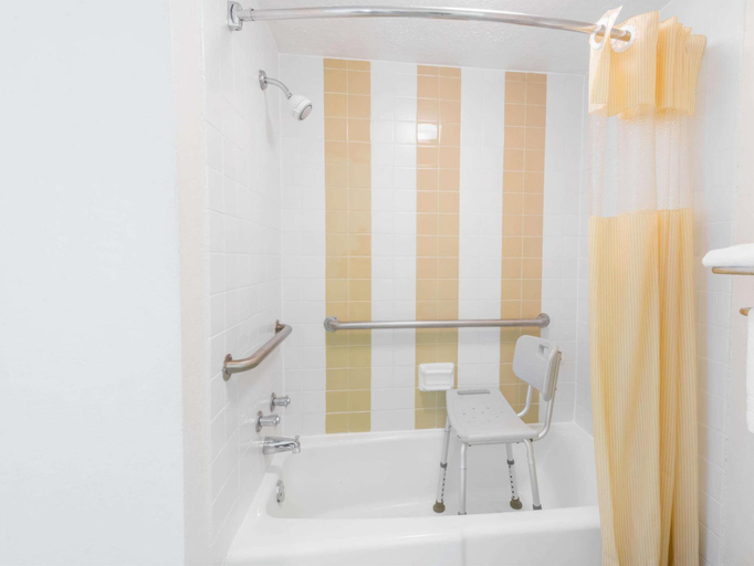 Bathroom 4, Days Inn by Wyndham Amherst, Lorain
