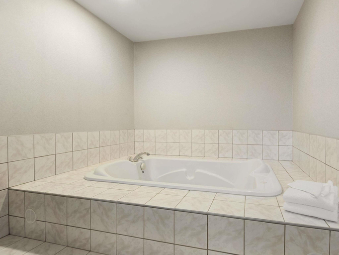Bathroom 4, SureStay by Best Western Brockville, Leeds and Grenville