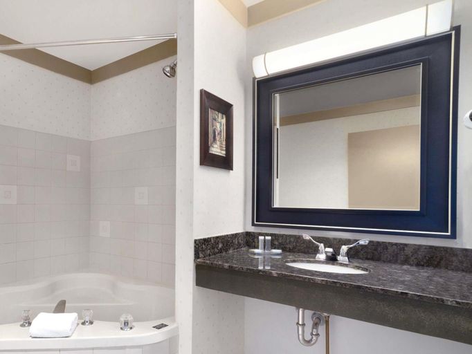 Bathroom 4, Days Inn & Suites by Wyndham Sault Ste. Marie ON, Algoma