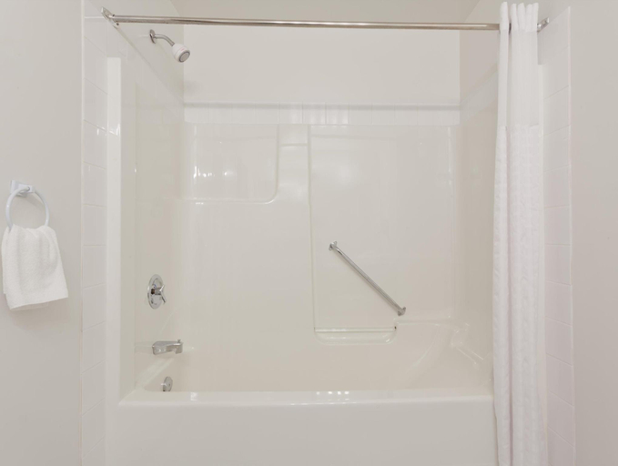 Bathroom 5, Super 8 By Wyndham Valemount, Fraser-Fort George