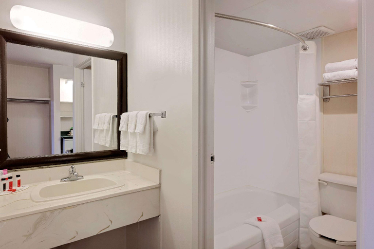 Bathroom 3, Metro Inn , Division No. 6