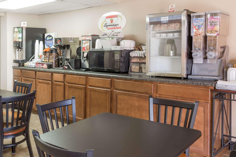 Food & Drinks 5, Super8 by Wyndham Luverne I-90, Rock