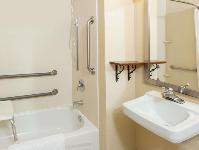 Bathroom 4, Super 8 by Wyndham Fairmont, Martin