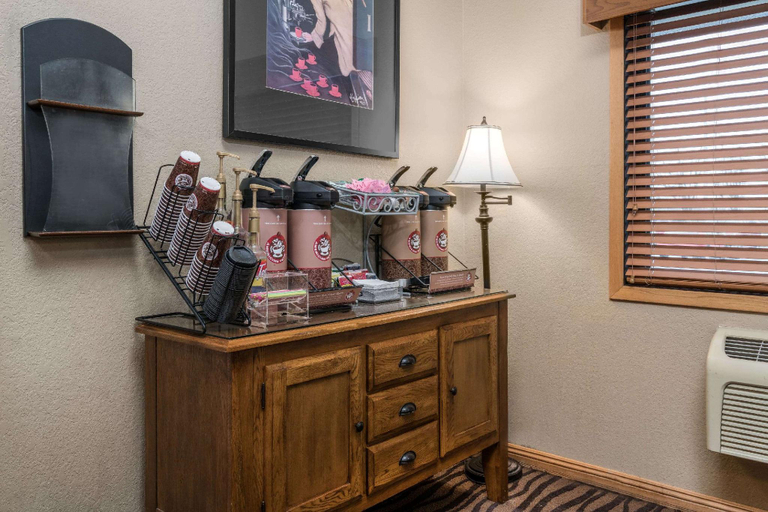 Food & Drinks 5, AmericInn by Wyndham Worthington, Nobles