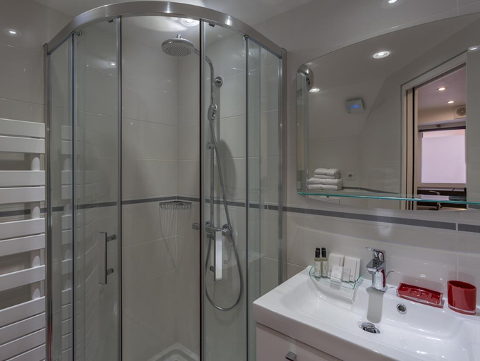 Bathroom 2, Hotel de l Horloge, Paris