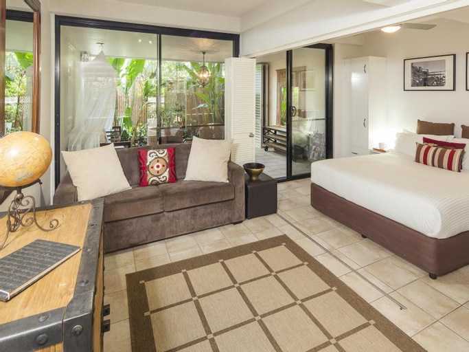 Public Area 3, Julians Apartments, Byron