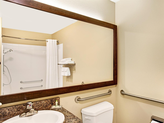 Bathroom 4, Super 8 By Wyndham Lachenaie/Terrebonne, Les Moulins