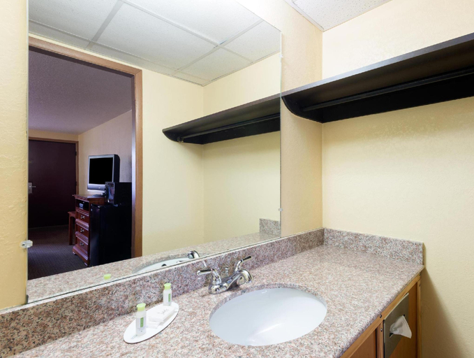 Bathroom 4, Americas Best Value Inn Martinsburg, Berkeley