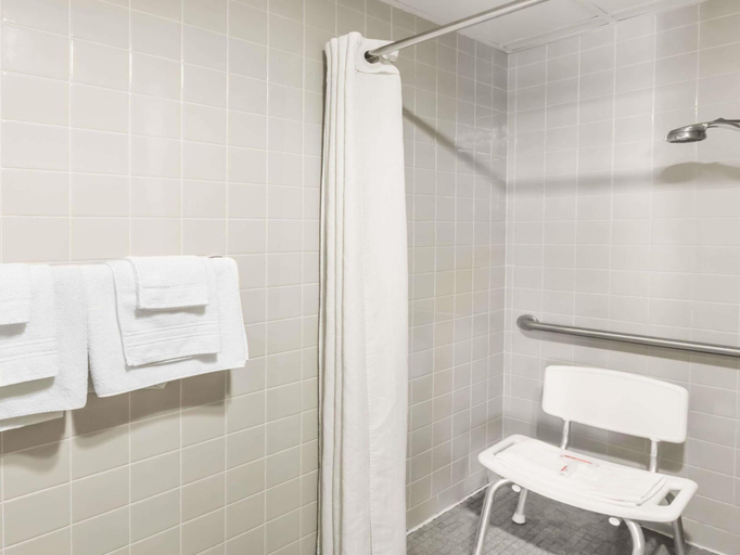 Bathroom 3, Super8 by Wyndham Luverne I-90, Rock