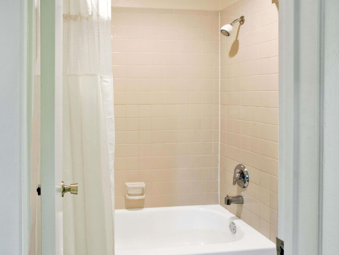 Bathroom 5, Days Inn by Wyndham Shenandoah, Montgomery