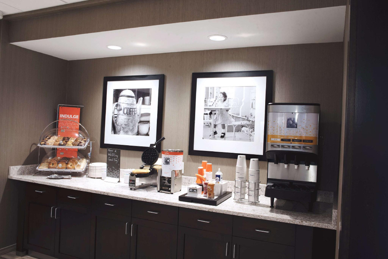 Food & Drinks 5, Hampton Inn & Suites Des Moines/Urbandale, Polk