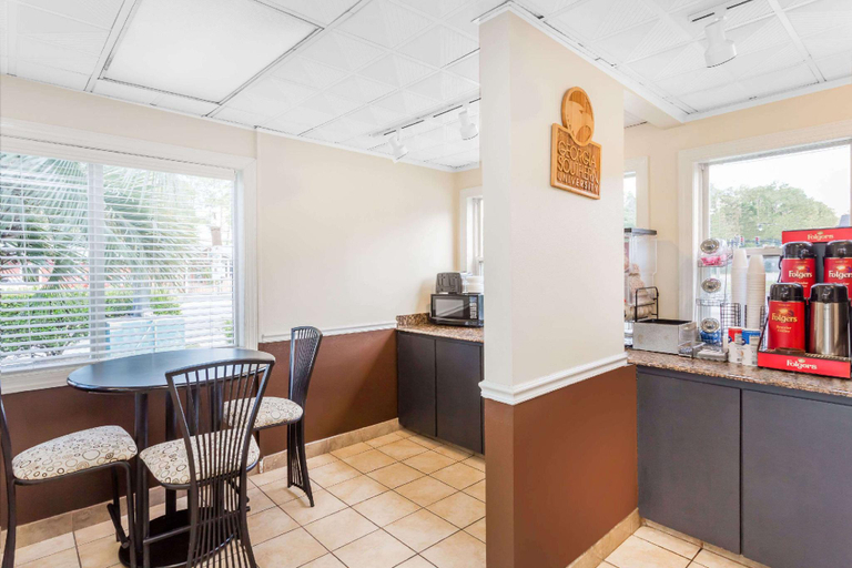 Food & Drinks 5, Knights Inn - Statesboro, GA, Bulloch
