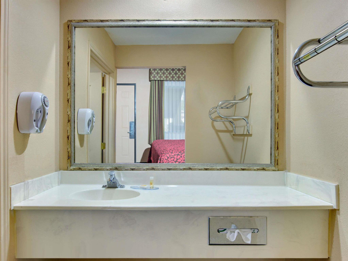 Bathroom 4, Fairfield, Freestone