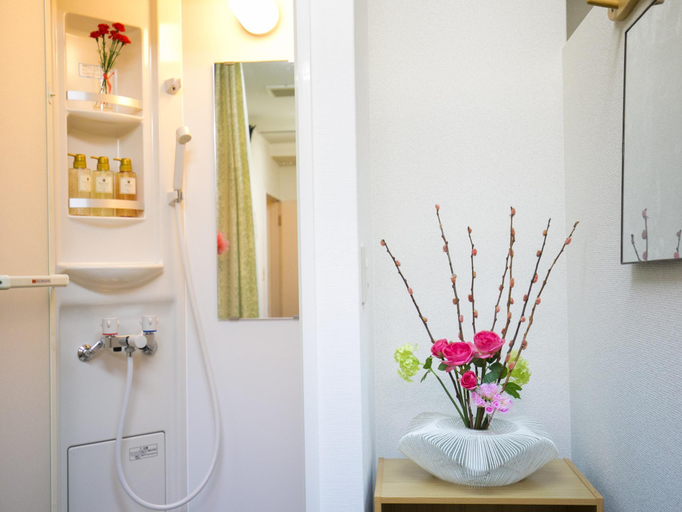Bathroom 5, 1.2.3 Guest House, Osaka
