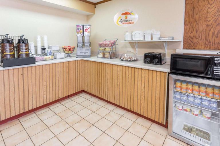 Food & Drinks 5, Super 8 by Wyndham Dixon, Lee
