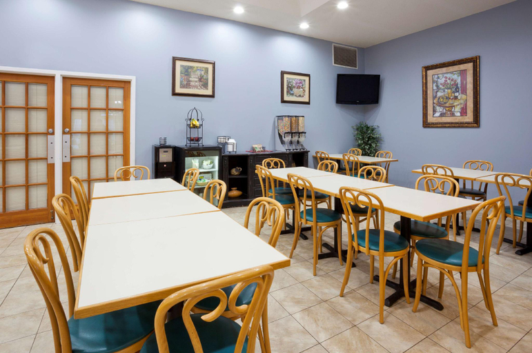 Food & Drinks 5, Waseca Crossings by GrandStay, Waseca