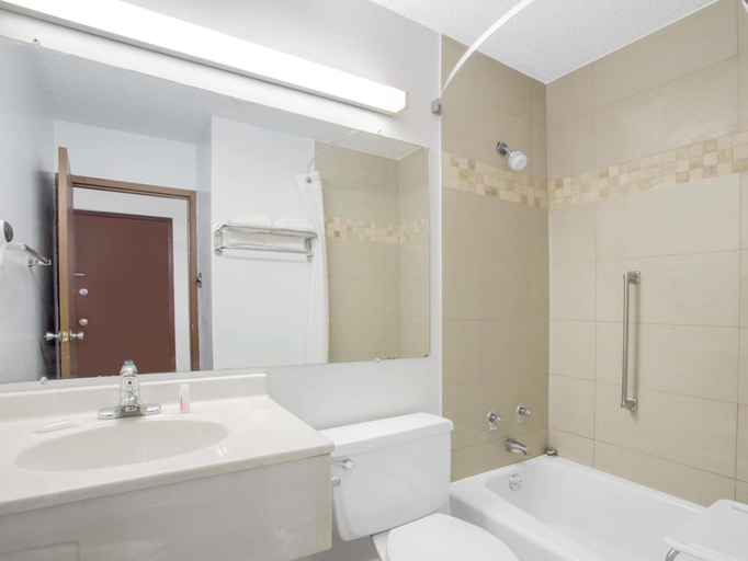 Bathroom, Comfort Inn, Bureau