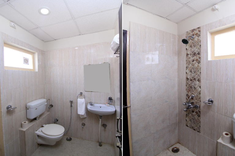 Bathroom 3, Hotel R B International, Varanasi
