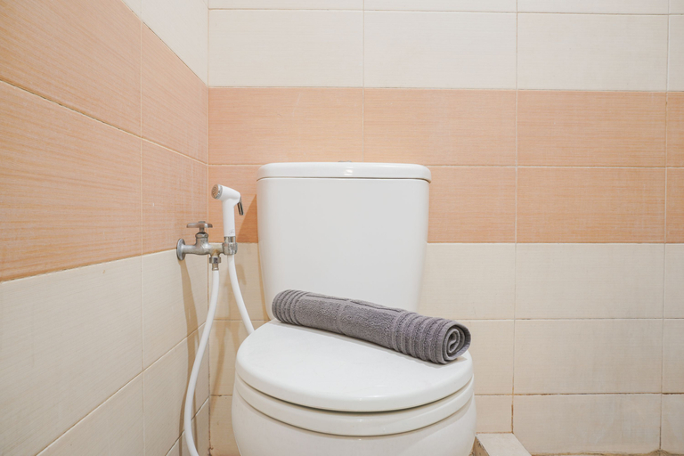 Bathroom 5, Cozy Stay 1BR at Gardenia Boulevard Apartment By Travelio, Jakarta Selatan