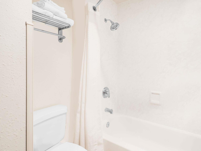 Bathroom 4, Baymont by Wyndham Litchfield, Montgomery