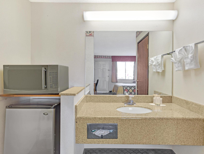 Bathroom 4, Super 8 by Wyndham Tucson Downtown Convention Center, Pima