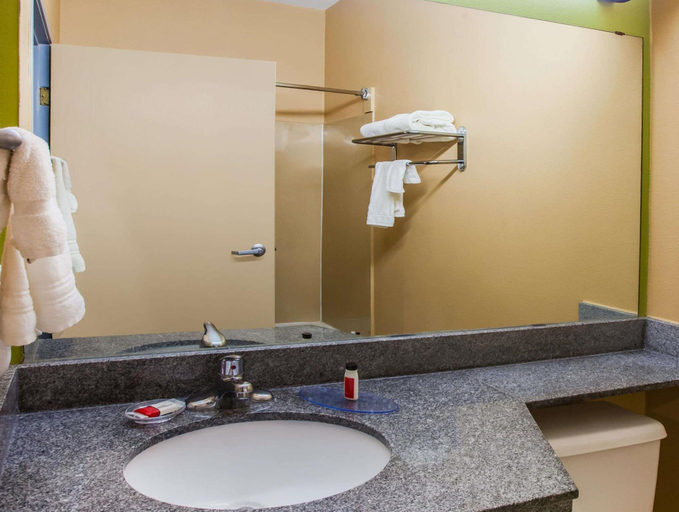 Bathroom 4, Days Inn & Suites by Wyndham Corpus Christi Central, Nueces