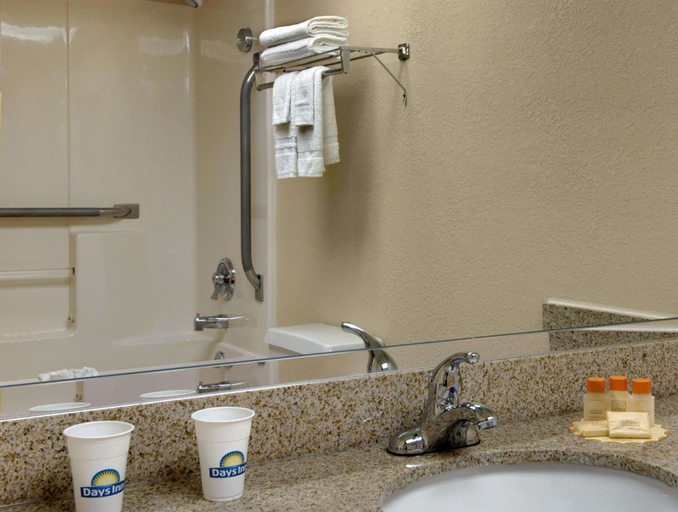 Bathroom 4, Days Inn by Wyndham Hillsborough, Somerset