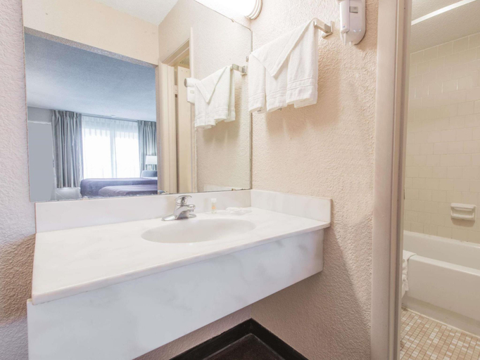 Bathroom 4, Days Inn by Wyndham Elizabethtown, Hardin