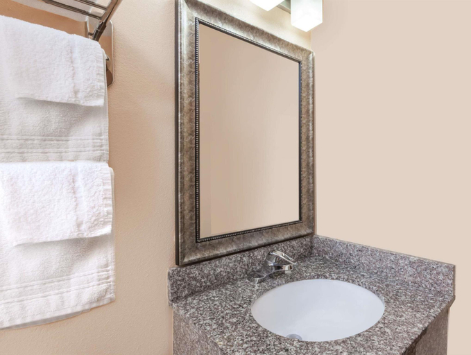 Bathroom 4, Super 8 by Wyndham Bowling Green South, Warren